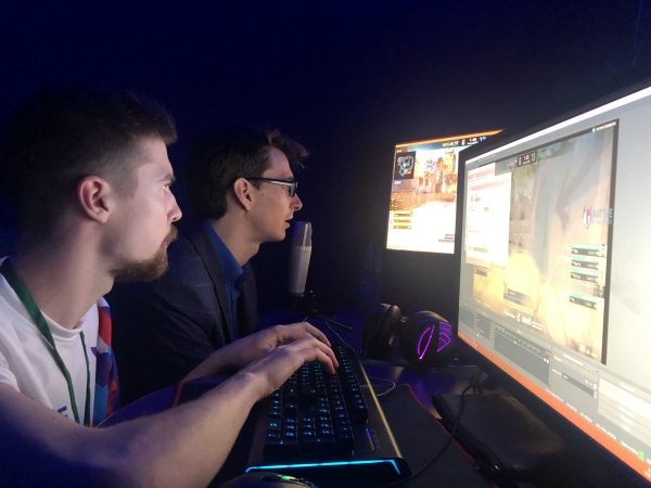 Комментатор и геймер в пылу игры